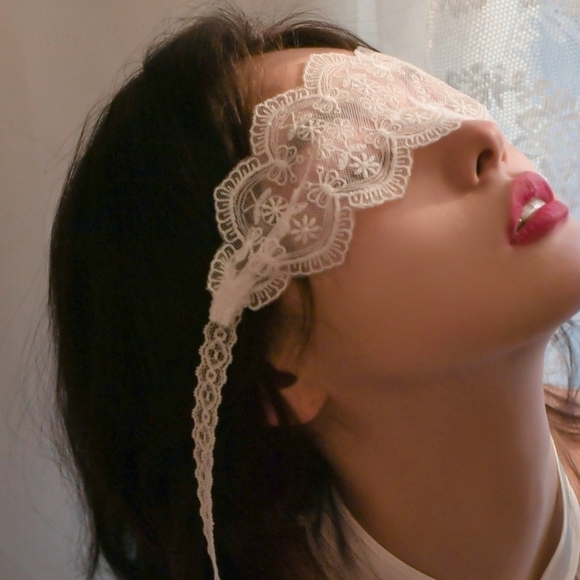 Sexy Lace Blinder - Picture 4 of 4